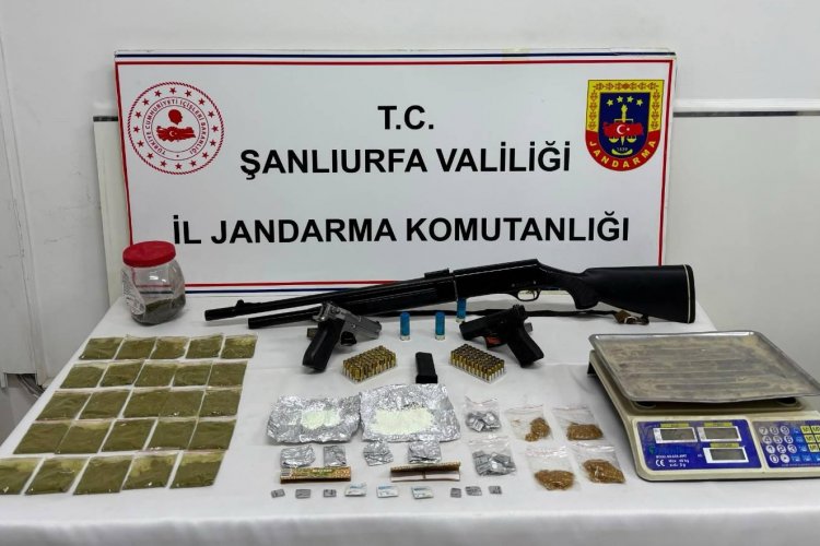 Suruç’ta Zehir Tacirlerine Jandarma Darbesi: Çok Sayıda Uyuşturucu ve Silah Ele Geçirildi