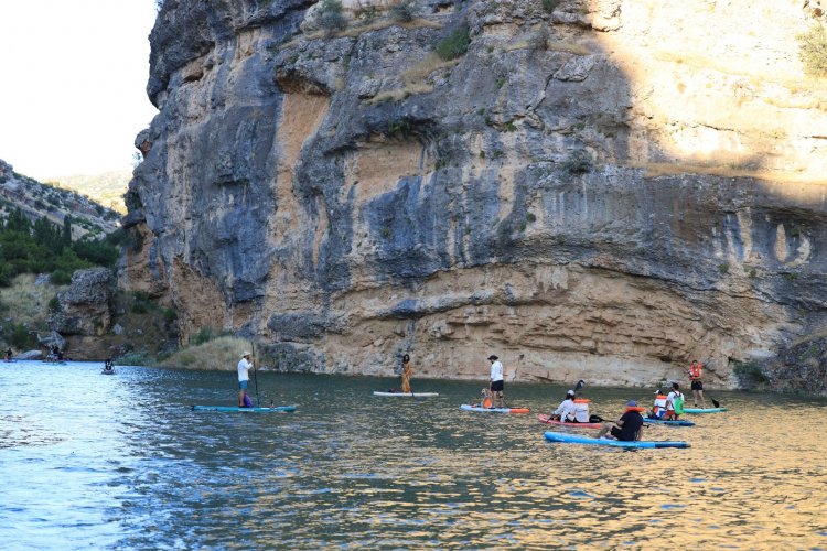 Fırat'ın Saklı Cennetinde Kürekler Çekildi: Takoran Vadisi SUP Sporcularını Ağırladı!