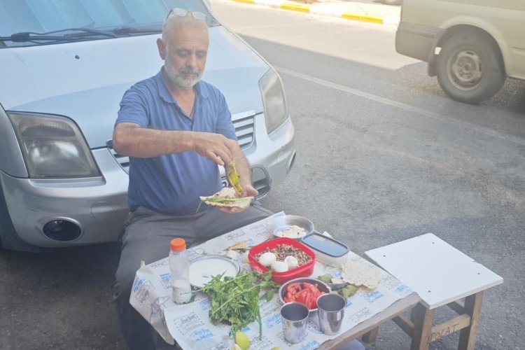 Urfalı Esnafın Yaz Sıcağına İsyanı Gülümsetti