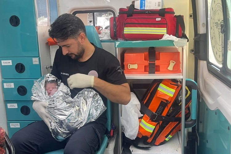 Şanlıurfa’da 112 Ekiplerinden Araç İçerisinde Başarılı Doğum Müdahalesi