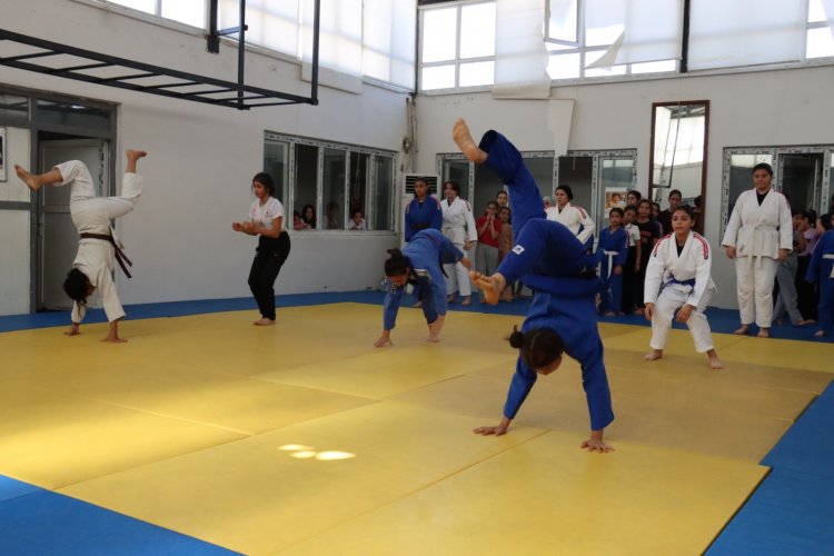Şanlıurfa’da Kız Çocuklarından Judoya Yoğun İlgi: Hem Spor Yapıyor Hem Savunma Öğreniyorlar