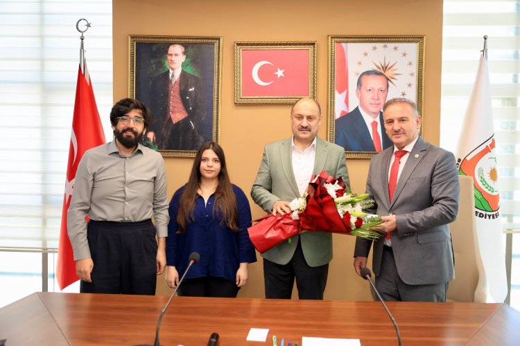 İsveç’te Dünya Şampiyonu Olan Vox Humanis Korosu’ndan Başkan Gülpınar’a Ziyaret