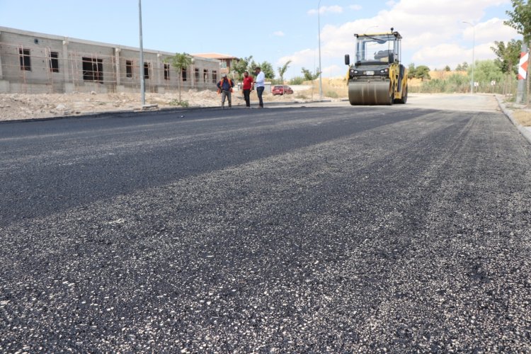 AHMET YESEVİ’DE ŞEHİT CUMA UÇAR CADDESİ ASFALTLANIYOR