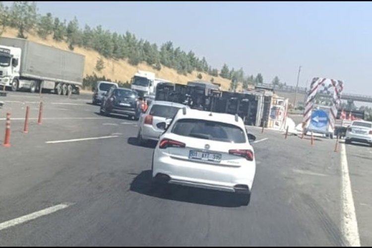 Tuz Yüklü Tır Devrildi: Trafik Bir Süre Kapandı