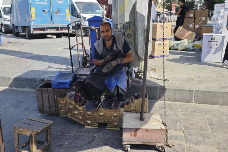 Şanlıurfa’da Bir Gelenek Daha Tarihe Karışıyor: Kundura Boyacılığı